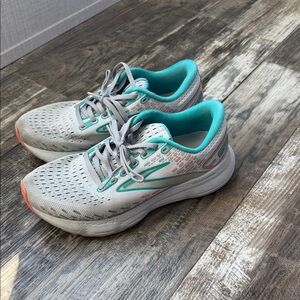 Brooks Women's Gray and Teal Athletic Shoes